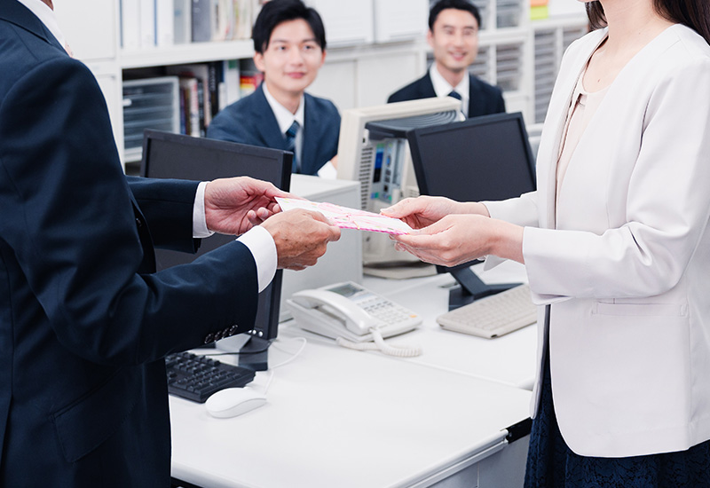 職場でお祝いをもらう女性社員